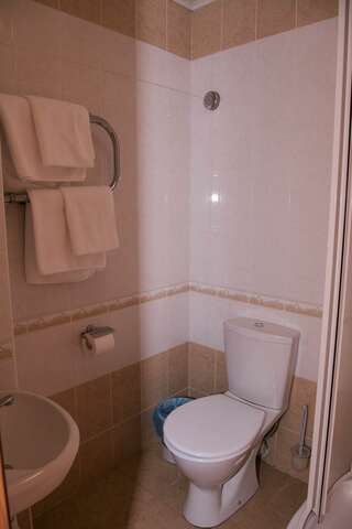 Гостиница Солотча Солотча Бюджетный номер с большой кроватью, c балконом, вид на территорию, 1 корпус-2