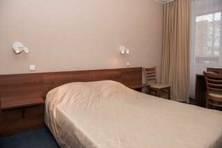 Гостиница Солотча Солотча Бюджетный номер с большой кроватью, c балконом, вид на территорию, 1 корпус-1